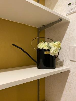 収納、壁紙:脱衣室 壁紙 リリカラのロングセラー「アビアリー」