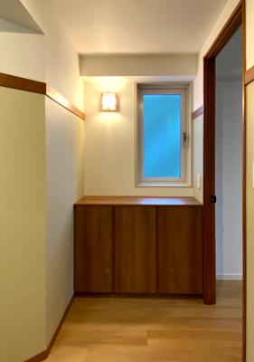 玄関正面のシューズBOXと照明